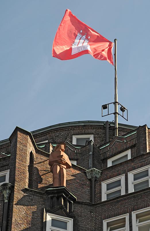 3356_5426 Hamburg Fahne auf dem Dach des Hamburger Kontorhauses Montanhof. | Flaggen und Wappen in der Hansestadt Hamburg